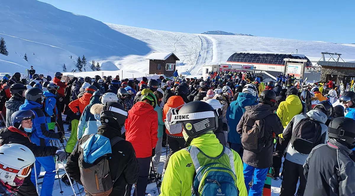 Imagini ca pe vremuri! Aglomerație la telegondola din Sinaia. Primarul anunță că închide pârtiile dacă nu se respectă regulile