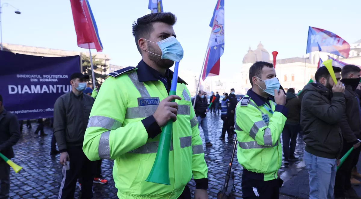 Sindicatele din Apărare, Ordine publică și grefierii protestează față de înghețarea salariilor. Poliţiştii ameninţă că ar putea interveni doar la apelurile 112