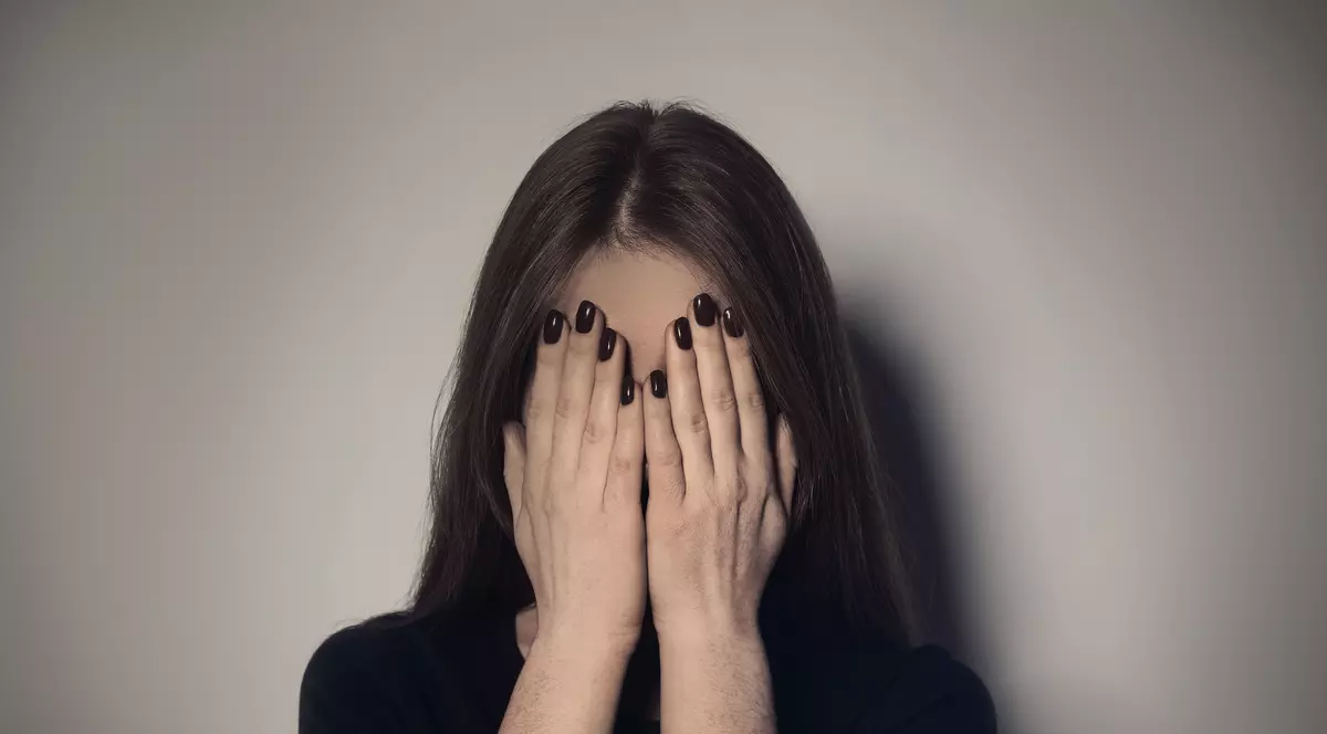 Fetiță de 10 ani violată de mai multe ori de un bărbat. Femeia în grija căreia se afla copila întreținea relații sexuale cu agresorul ca să-i arate acesteia cum se face