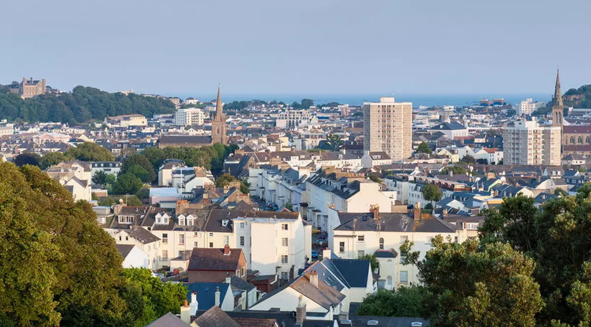 Jersey, insula din Canalul Mânecii, unde trăiesc aproape 3.000 de români, inclusă acum pe lista țărilor din zona galbenă