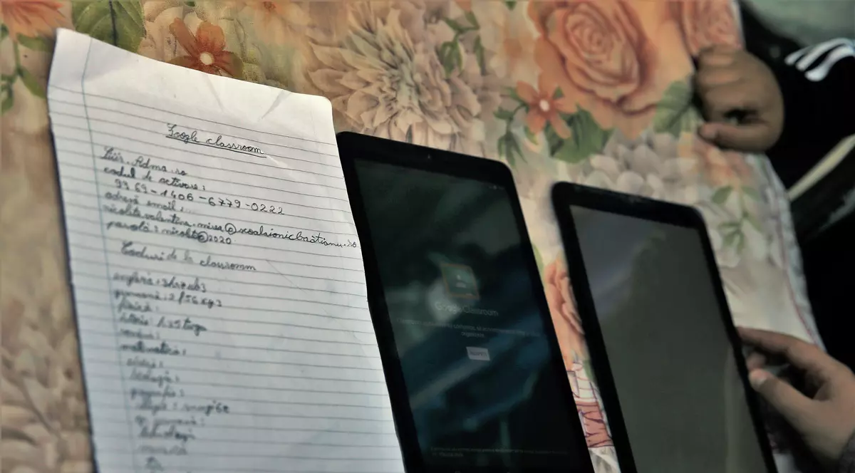 Dilema unui profesor: „Ce fac dacă un elev pune muzică în timpul orelor online? Îl dau afară din aplicație?”. Răspunsul unui expert în educație