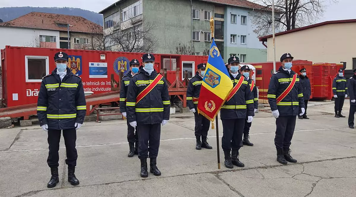 Trei pompieri care au intervenit la incendiul de la Spitalul din Neamț, avansaţi în grad înainte de termen
