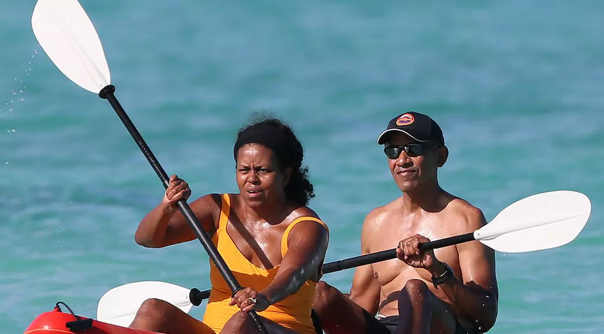 Soții Obama, distracție pe caiac, în Hawaii, fără măști și fără griji. Fosta primă doamnă dictează ritmul
