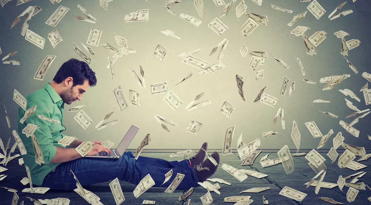 Ce să faci când rămâi fără loc de muncă și ai ceva bani puși deoparte. 5 lucruri utile de știut înainte de a-ți deschide o afacere online