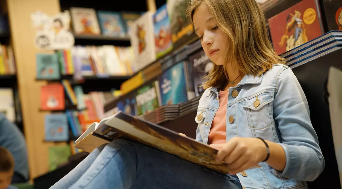 Ce cărți le recomandă elevilor în vacanță scriitoarele Ioana Nicolaie și Adina Popescu: „E ca și cum ar vedea filmul de pe Netflix în mintea lor”