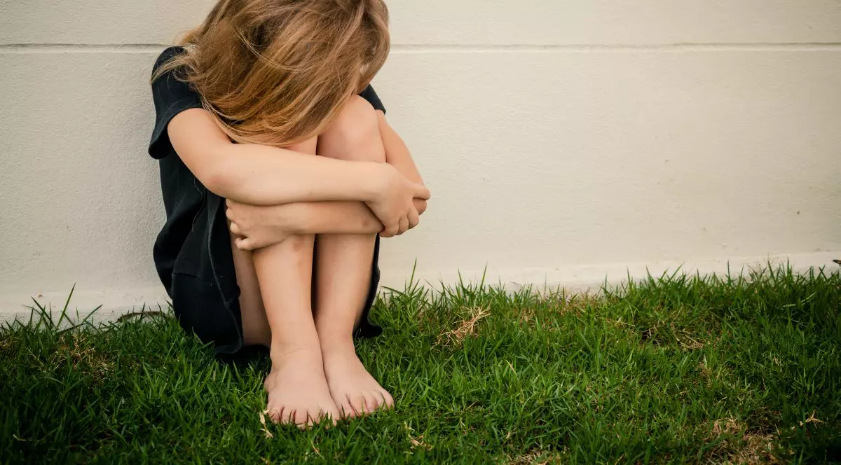 Fată de 10 ani din Brăila, violată de zeci de ori. Femeia care o avea în grijă o încuraja să suporte relațiile sexuale