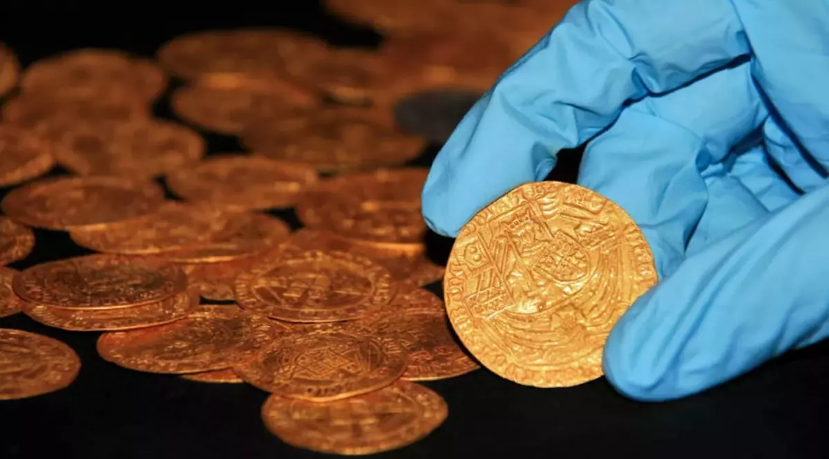 Comoara din grădină. O familie din Anglia a găsit îngropat un tezaur din monede de aur, din vremea lui Henric al VIII-lea