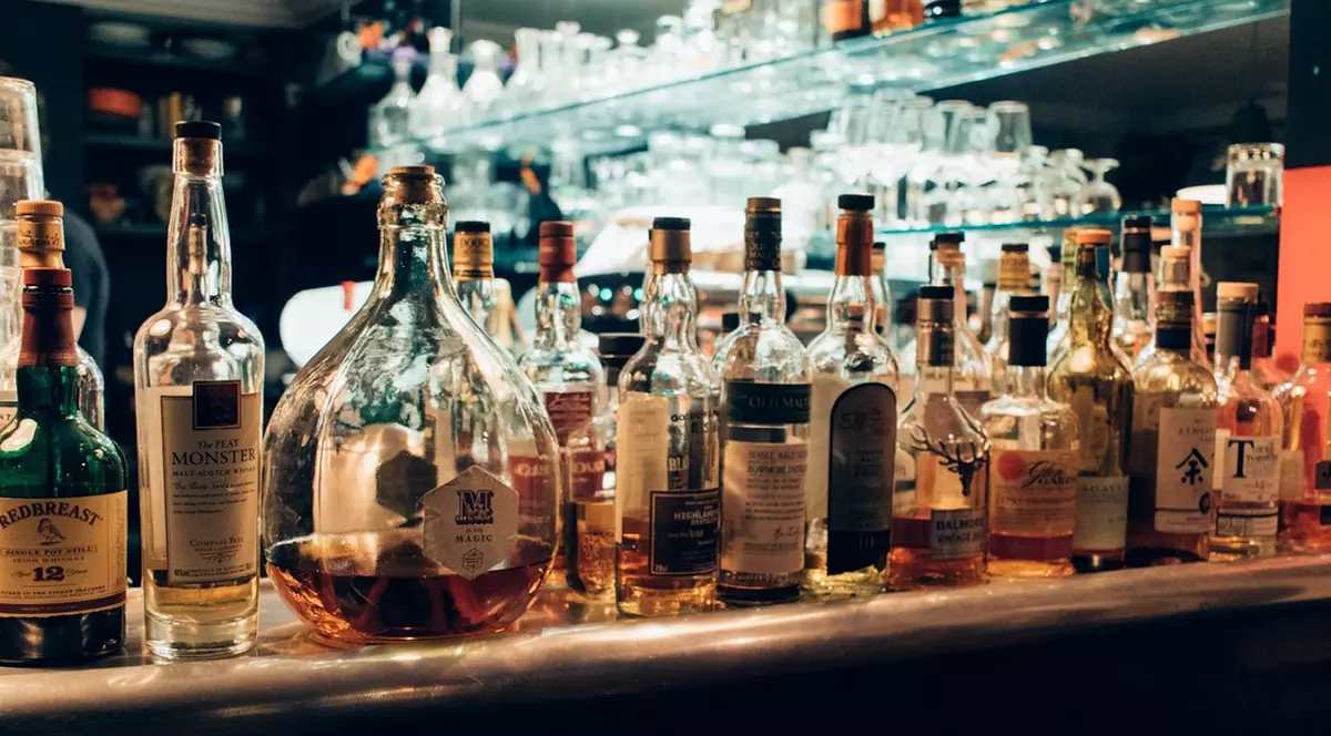 Sondaj: 35% dintre români cred că e normal consumul de alcool la copii. Sticle cu alcool