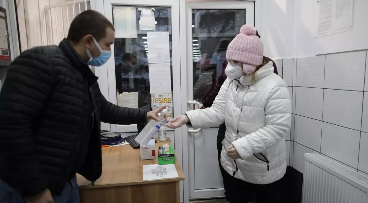 La intrarea în secția de votare, alegătorii trebuie să-și dezinfecteze mâinile