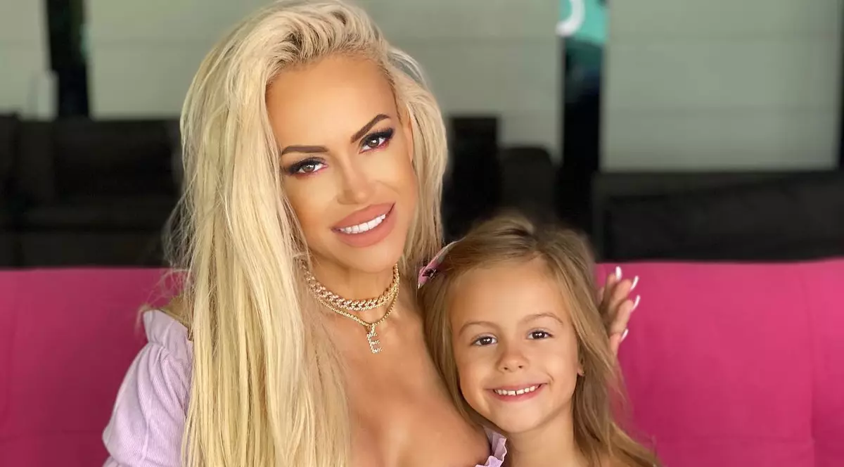 Anda Adam lansează prima piesă alături de fiica ei. Ce mult a crescut Evelin. „Ne dorim ca cei care ne plac să rămână conectați”