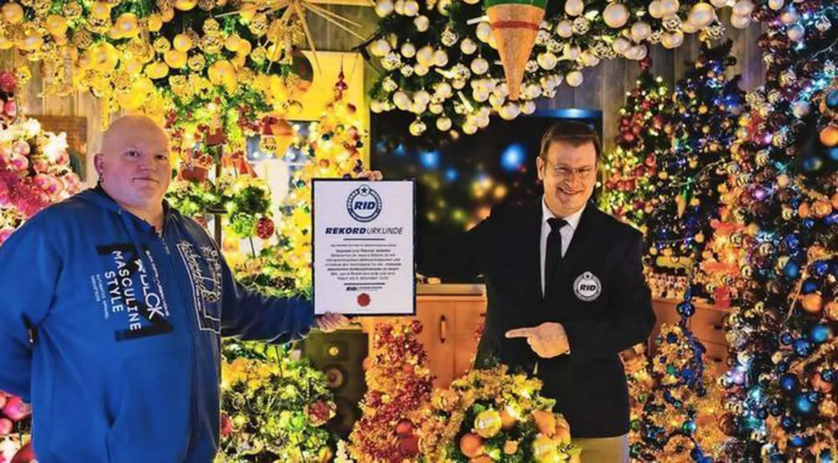 O familie din Germania a împodobit 420 de brazi de Crăciun în casă. Record mondial