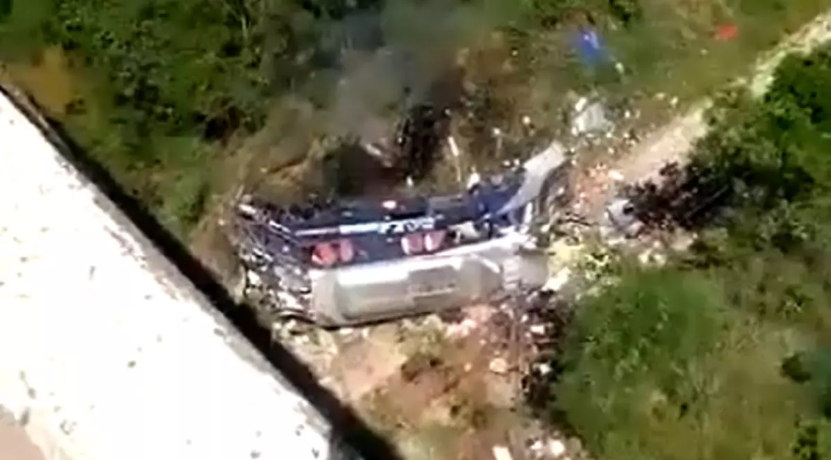 VIDEO | Cel puţin zece oameni au murit, după ce un autobuz s-a prăbuşit în gol în Brazilia