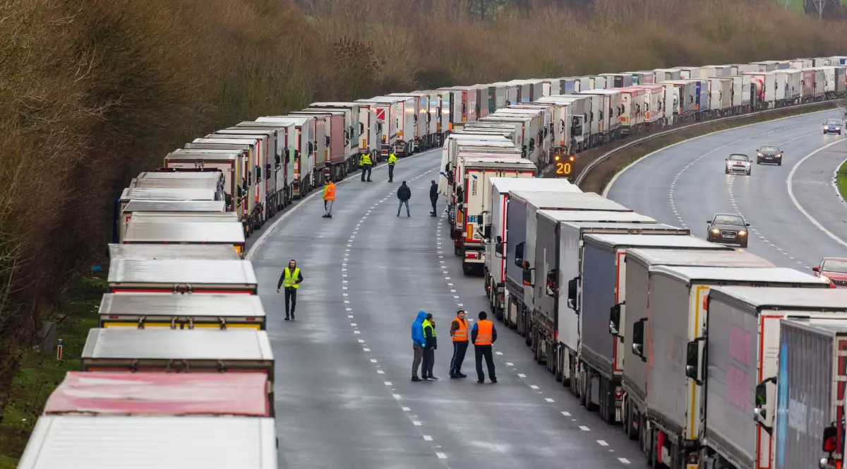 Mii de șoferi, mulți români, și-au petrecut Crăciunul în camioane, blocați în Anglia, așteptând să plece spre casă