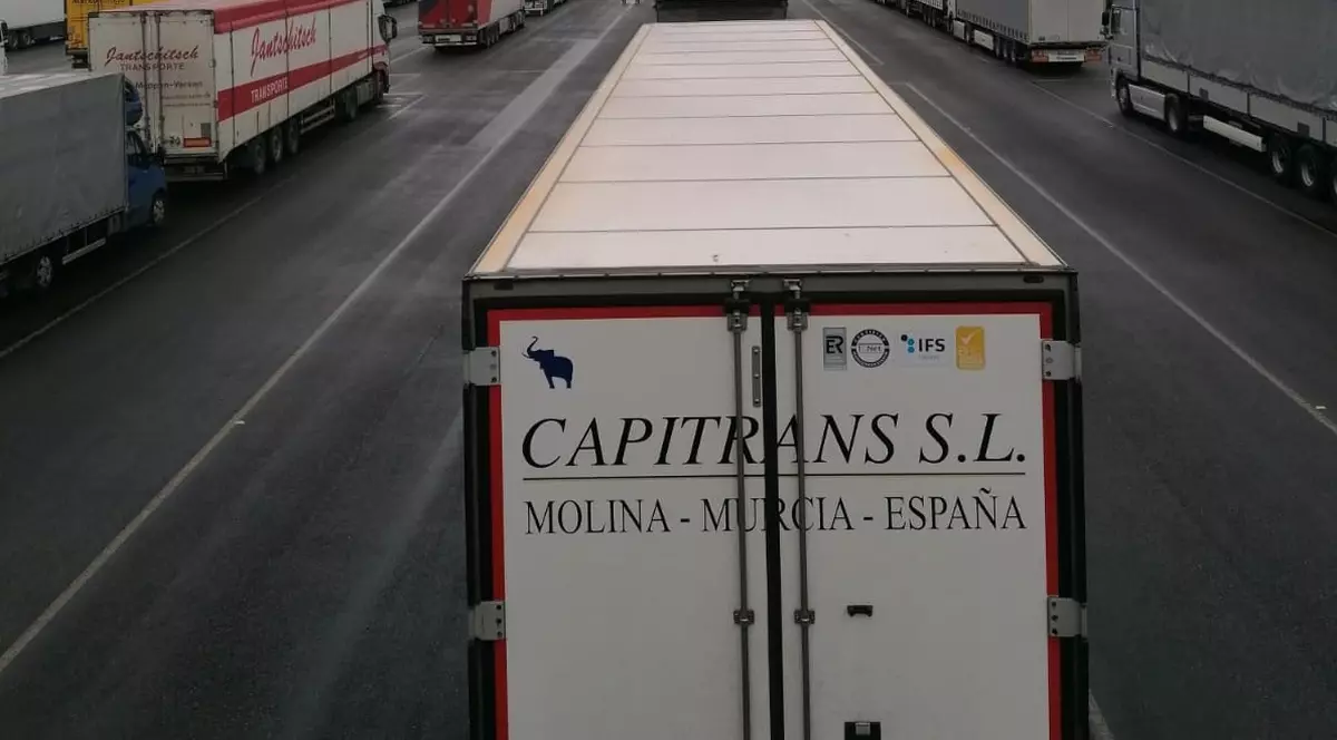 Mutația virusului a blocat mii de șoferi români la frontierele Angliei de 48 de ore. „Ne-au adus o sticlă de apă și un baton de ciocolată”