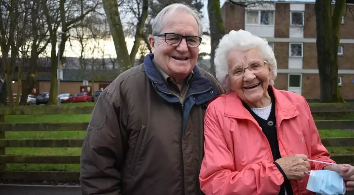 Un cuplu de 90 de ani din Anglia, de mână la vaccinarea anti-Covid