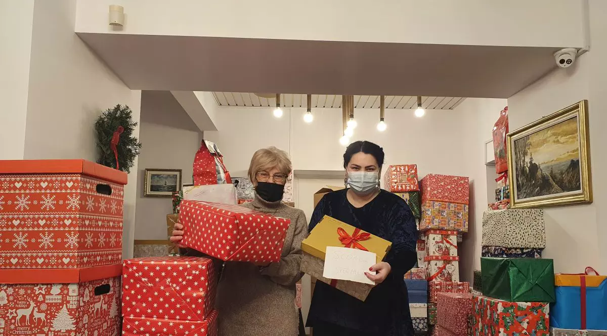 Sucursala din București a lui Moș Crăciun. Un magazin scoate la vânzare lucruri donate, iar din banii obținuți sunt luate daruri pentru nevoiași