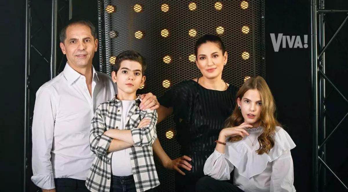 Dan Negru, pictorial alături de familie. Ce spune despre relația cu soția și cei doi copii. „Acasă sunt asistenta TV, aia care îi ține trena prezentatorului”