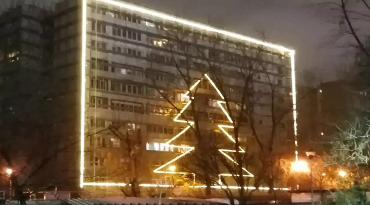 IMAGINE VIRALĂ | Bloc din cartierul bucureștean Drumul Taberei îmbrăcat în luminițe de Crăciun