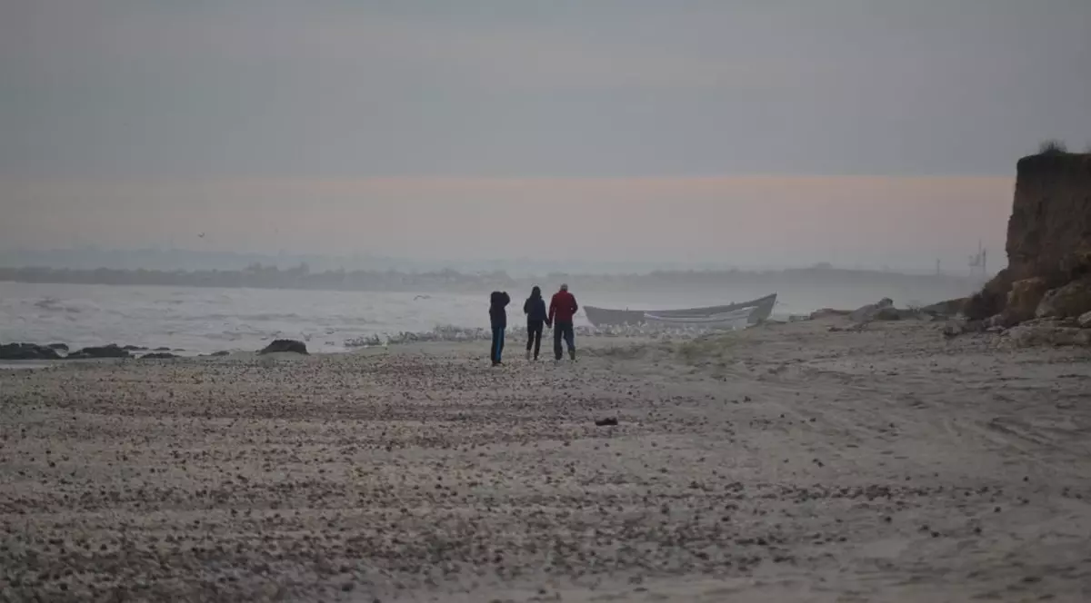 REPORTAJ | Ziua de Crăciun pe plajă, într-o zonă liberă de carantină: copiii și părinții veniți să vadă marea și pescărușii