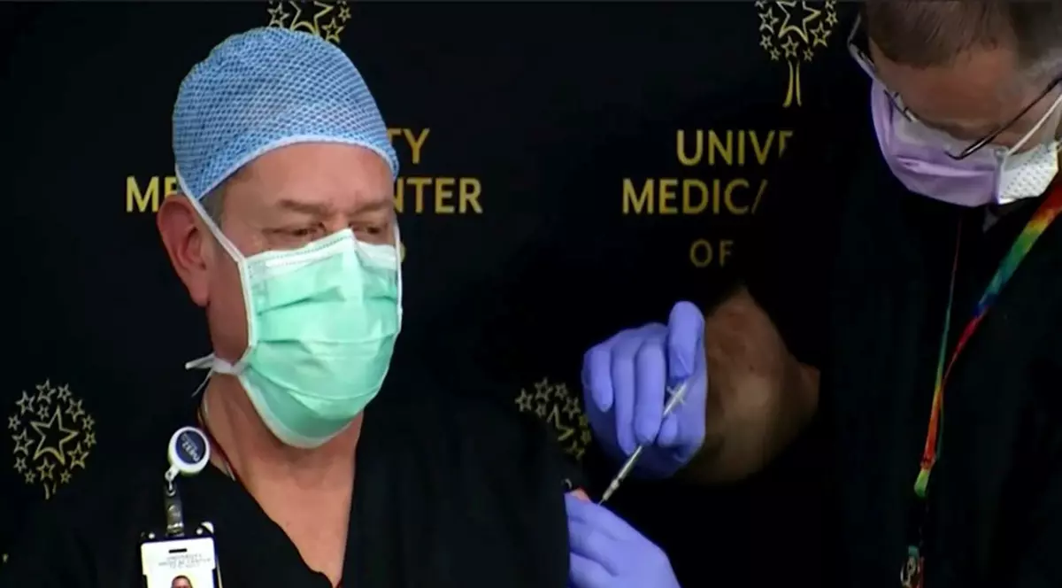 Primul vaccinat anti-Covid din Texas, fake news în direct la televiziune. Cum a reacționat spitalul american