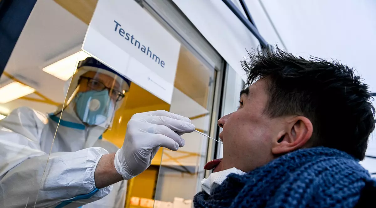 Peste o mie de cazuri de infectare cu o nouă variantă de coronavirus, identificate în Marea Britanie