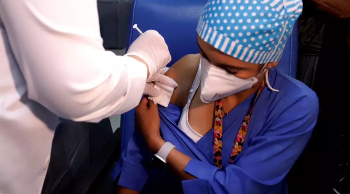 Studiu: minorităţile etnice, mai reticente în faţa vaccinului anti-COVID decât restul populaţiei