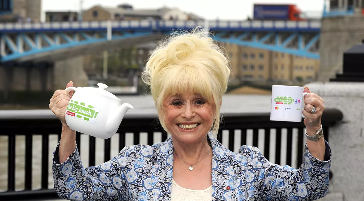 Barbara Windsor a murit. Actrița din EastEnders și Carry On avea 83 de ani