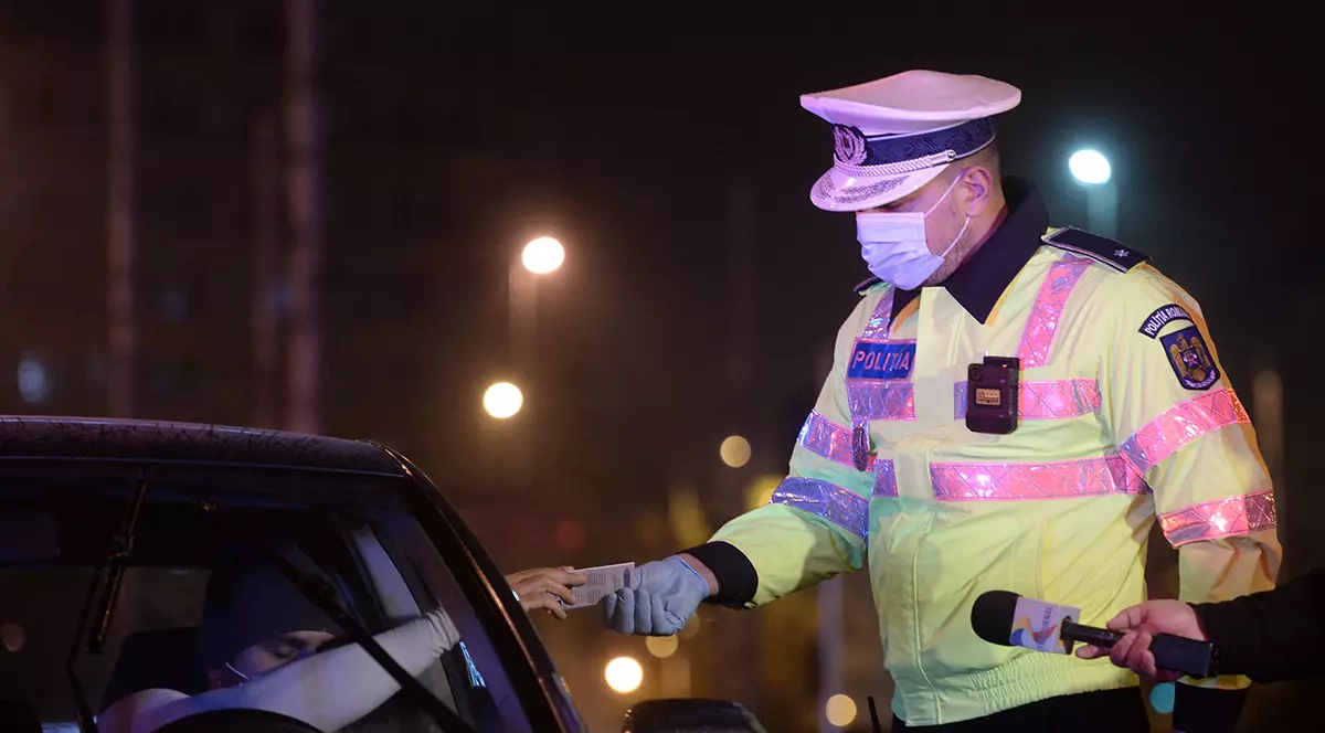 Klaus Iohannis anunță că circulația va fi restricționată „probabil de la orele 22”. „Haideți să nu irosim ce am câștigat până acum prin campania de vaccinare”