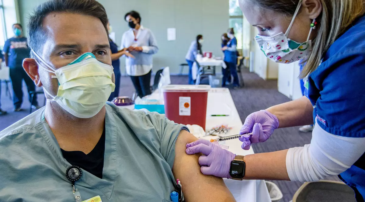 Experți UE: Vaccinurile anti-COVID-19 sunt eficiente și împotriva noii tulpini din Marea Britanie