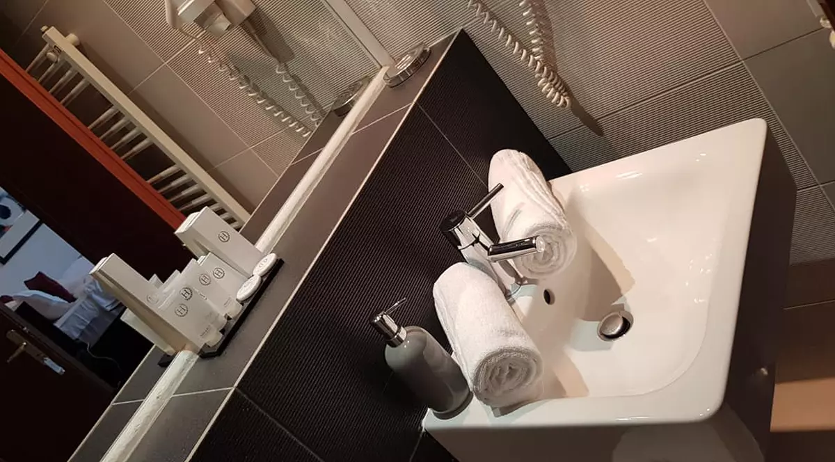 Criza apei calde din Capitală a dat naștere unui nou tip de afacere: rezervare la hotel pentru un duș