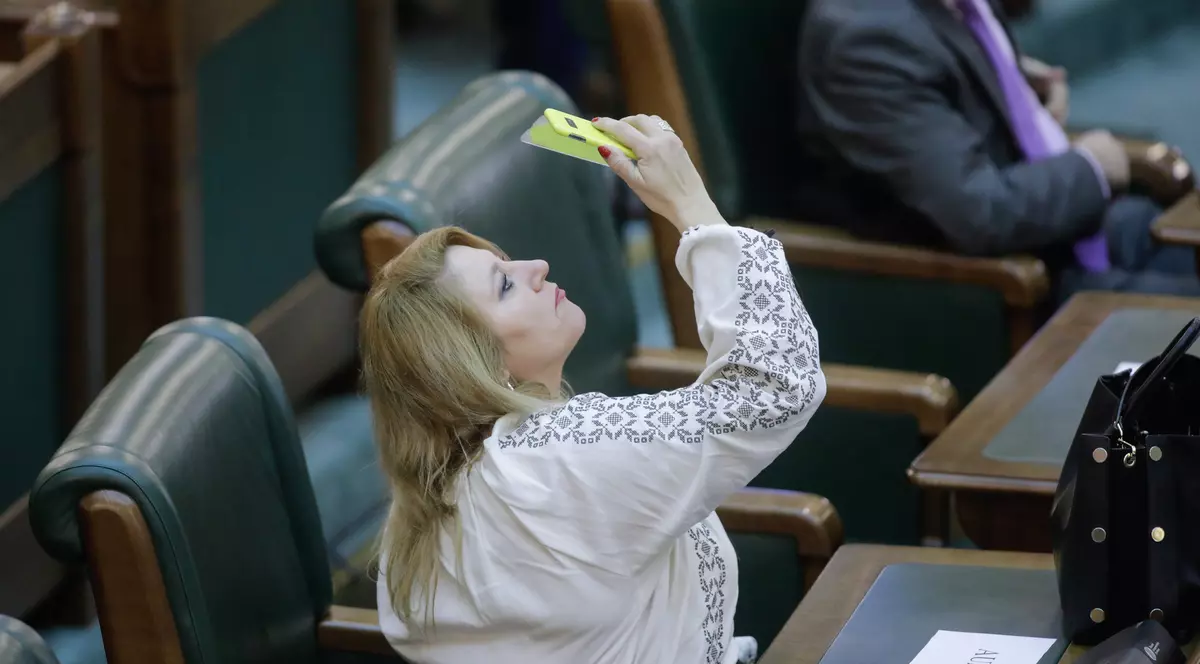 VIDEO | Ce a făcut și cum a apărut Diana Șoșoacă (AUR) în prima zi în Parlament: „Am venit în groapa cu hiene, nu în groapa cu lei”