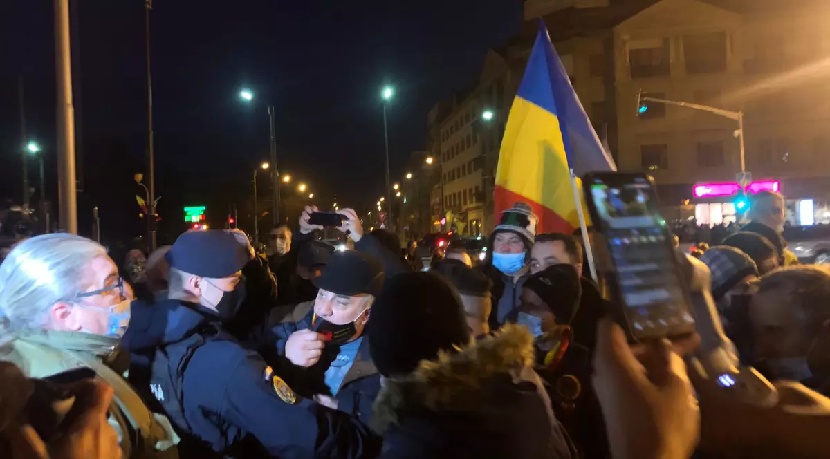 Protest la Galați împotriva noilor restricții. Sute de oameni au scandat ”Libertate” și ”Ieşiţi în stradă”﻿