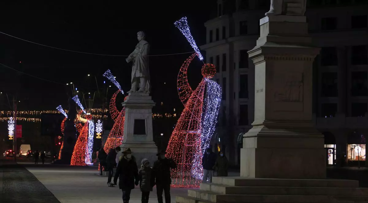 FOTOREPORTAJ | București, în seara de Ajun: străzi goale, oameni triști și grăbiți