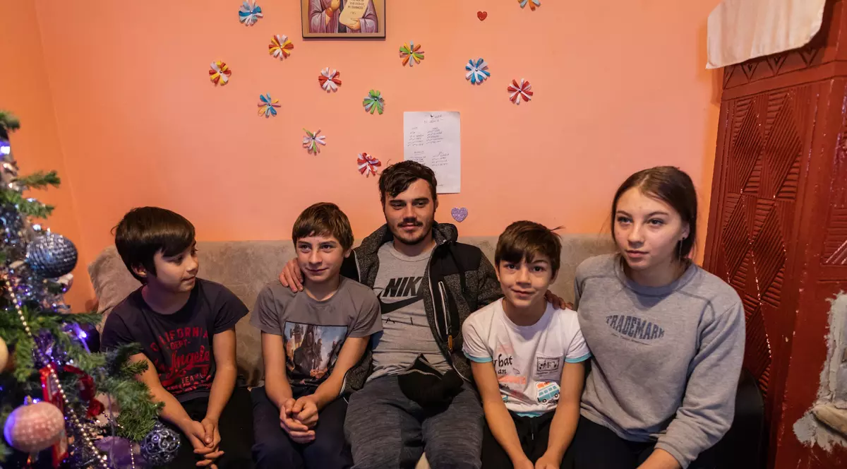Biserica Ortodoxă Bună. Trei copii abandonați, adăpostiți de un preot, și-au pus o dorință de Crăciun: „Să nu ne mai ia mama alocația!”