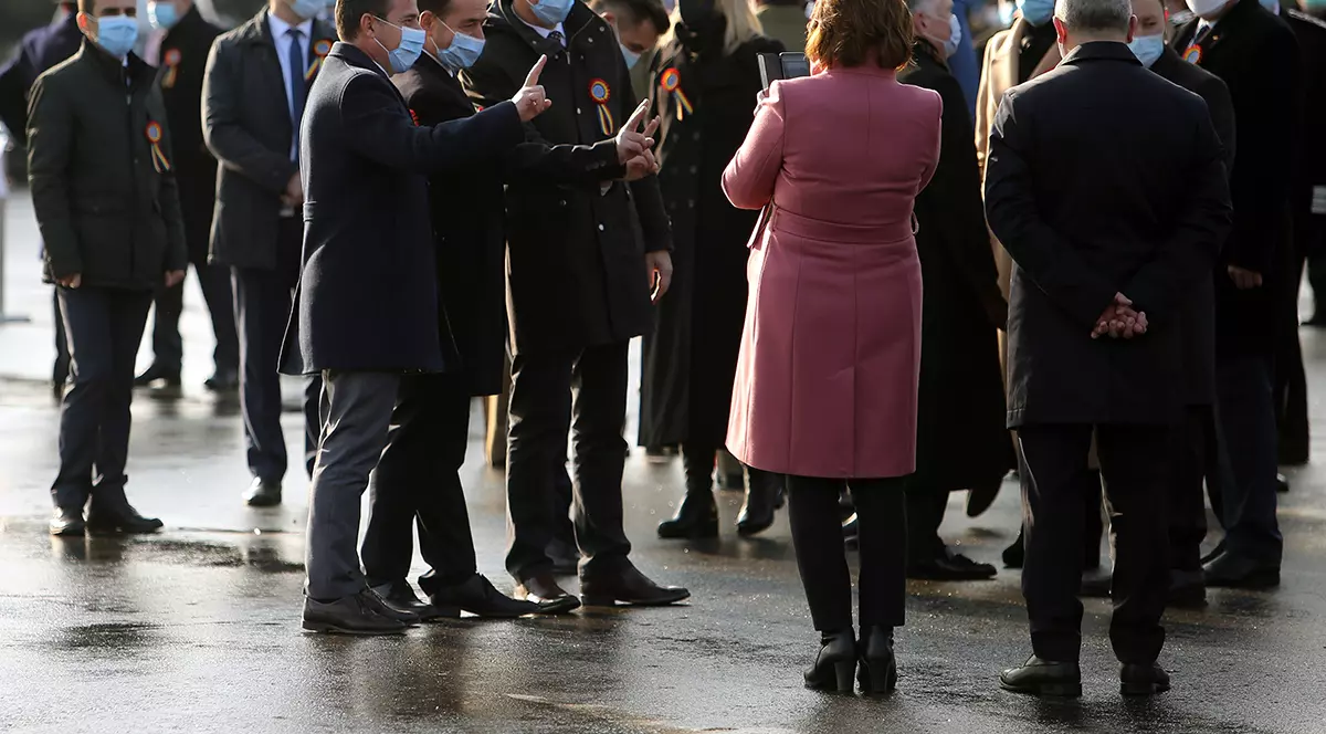 REPORTAJ | Ce nu s-a văzut la TV la ceremonia fără public de 1 Decembrie: Iohannis a venit, a vorbit și a plecat. Orban, fotografii cu toată lumea