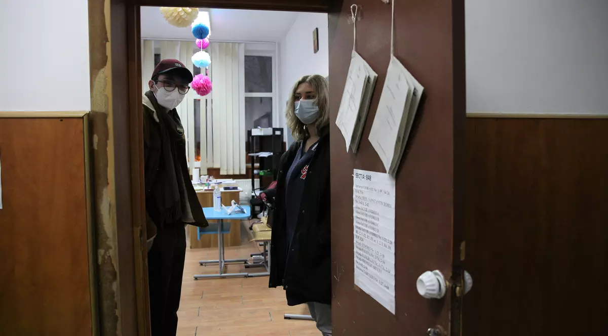 Ștefan Popa și Alexandra Măgdăliniș au fost observatori la alegerile parlamentare. Foto: Dumitru Angelescu