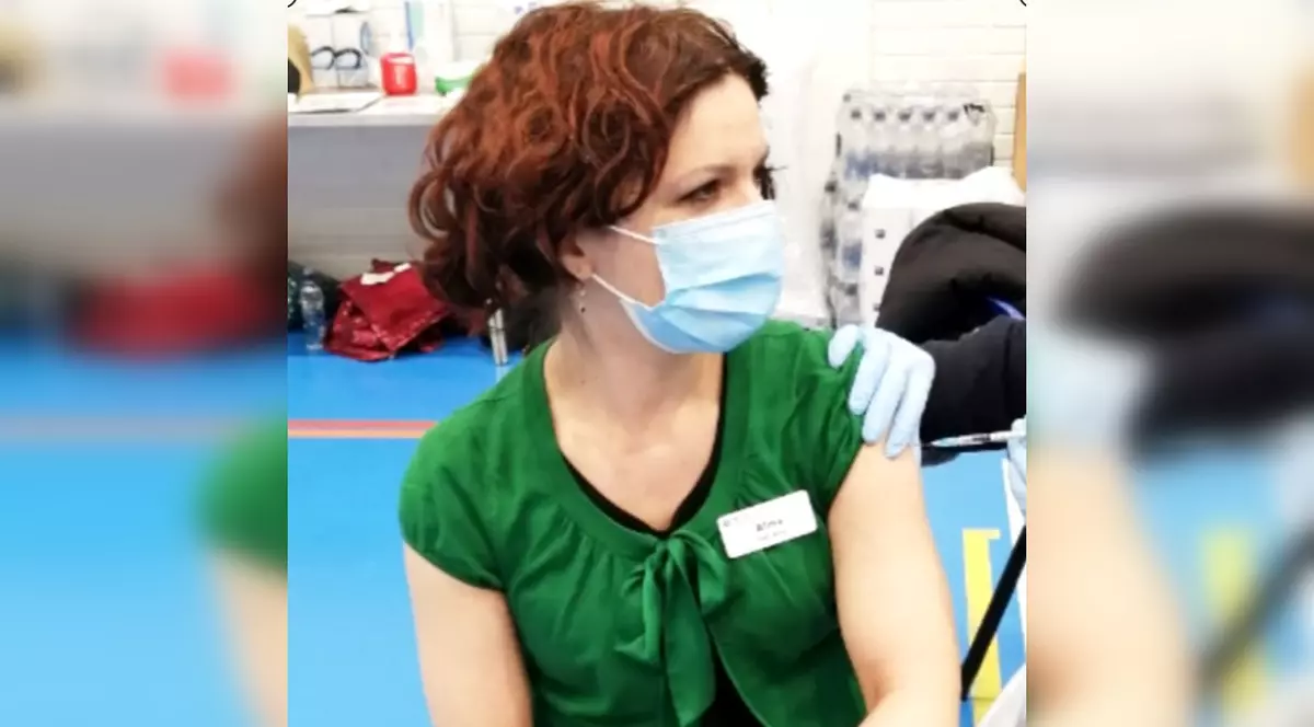 Asistentă română din Irlanda de Nord care s-a vaccinat anti-COVID: „Fac tot ce pot să mă protejez și să îmi protejez copilul”