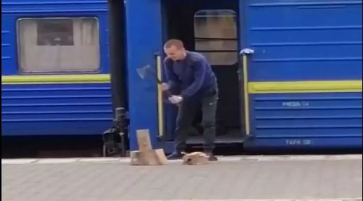 VIDEO VIRAL: un conductor taie lemne pentru încălzirea vagoanelor pe peron, în gara din Odessa. „Asta e Ucraina secolului 21”