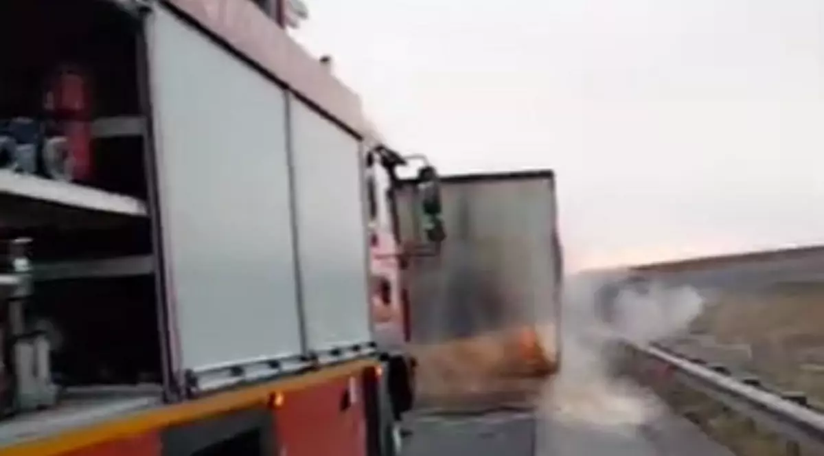 VIDEO | Incendiu puternic pe Autostrada Transilvania. Un camion a luat foc în mers
