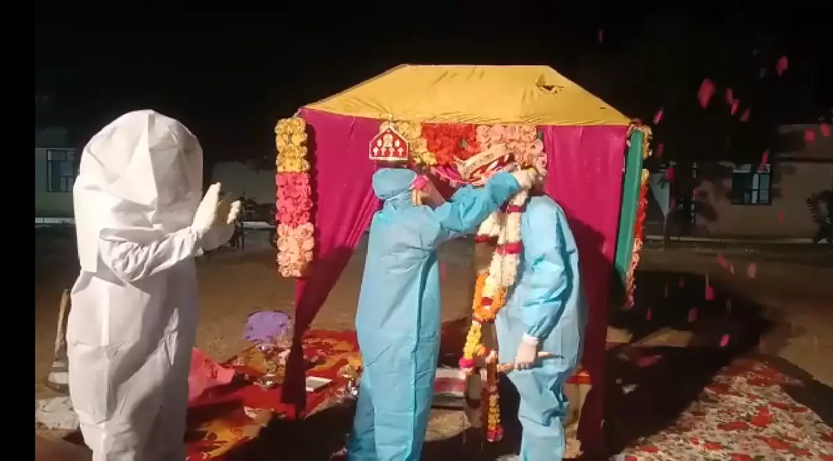 VIDEO | Căsătorie la un centru COVID-19 din India. Mireasa a fost testată pozitiv în ziua nunții
