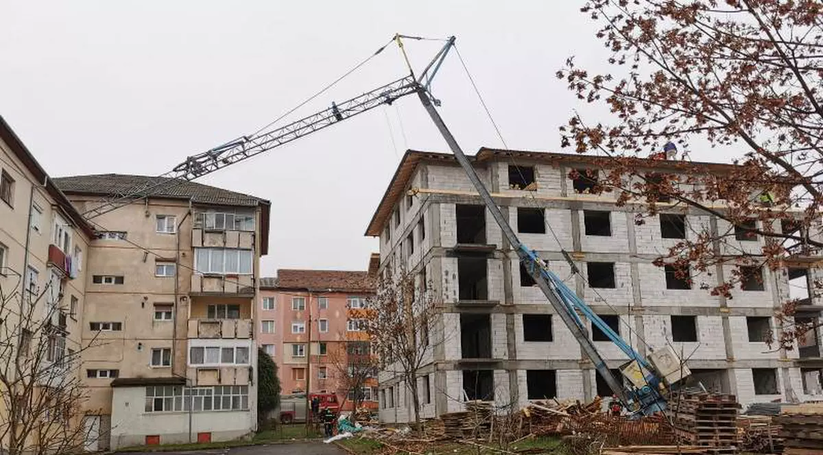 O macara a căzut pe un bloc, în Cugir. Locatarii imobilului s-au autoevacuat