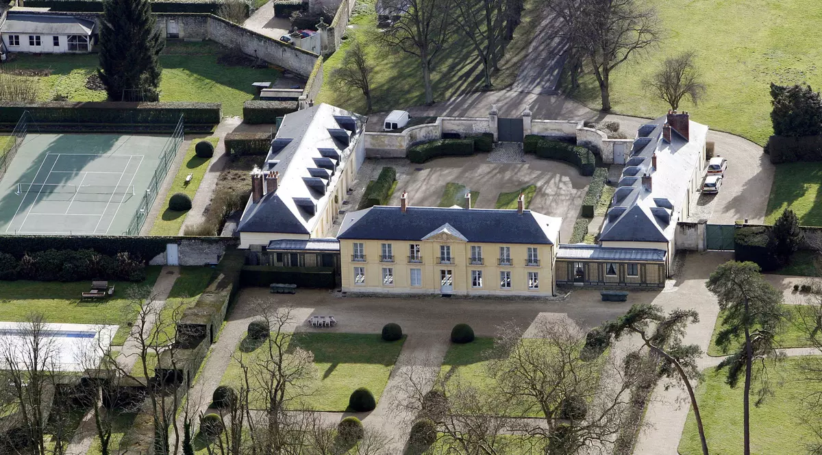 Emmanuel Macron are simptome puternice de COVID-19. Președintele Franței s-a izolat la reședința La Lanterne din Versailles