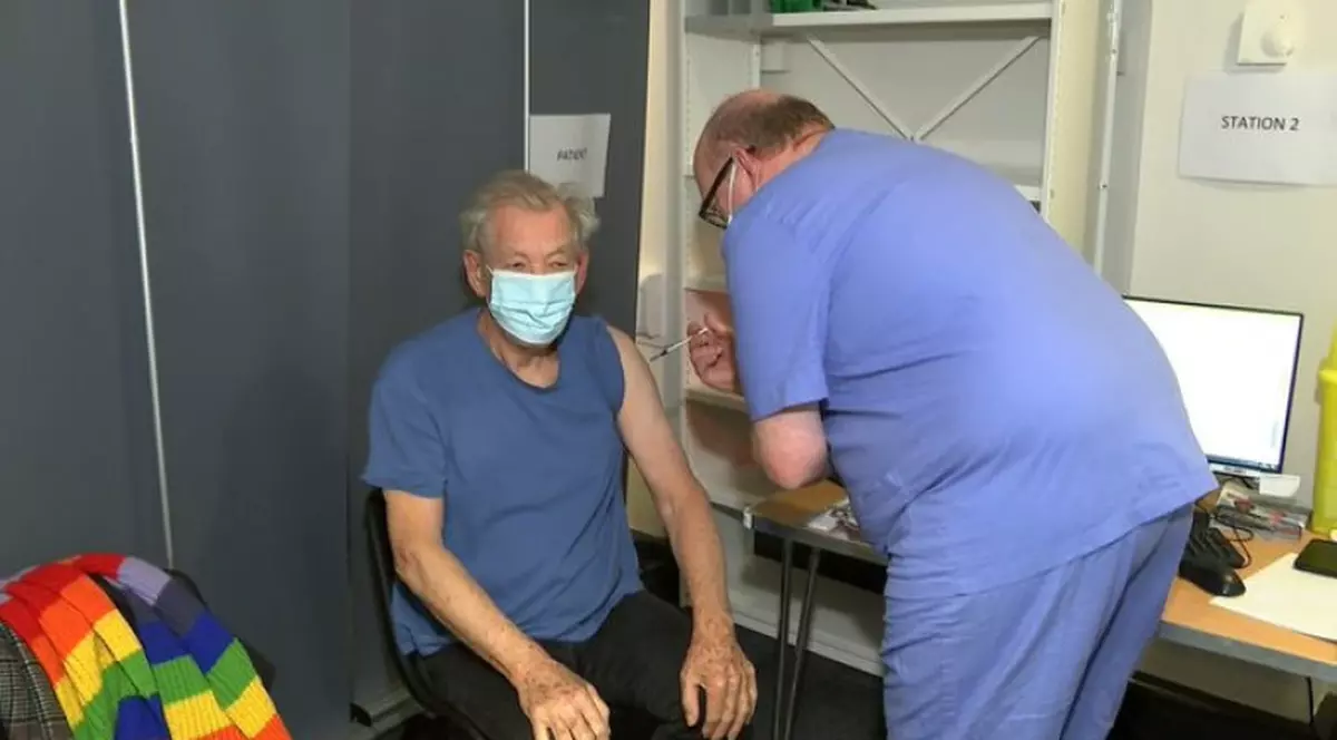 Ian McKellen s-a vaccinat anti-COVID-19. Cum s-a simțit actorul din „Stăpânul Inelelor” după ce a primit serul