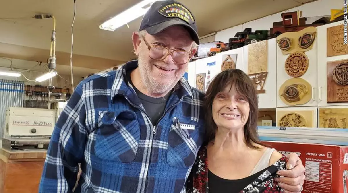 Ajutoarele lui Moș Crăciun. Doi pensionari din SUA fac jucării din lemn, pe care le dăruiesc apoi copiilor nevoiași