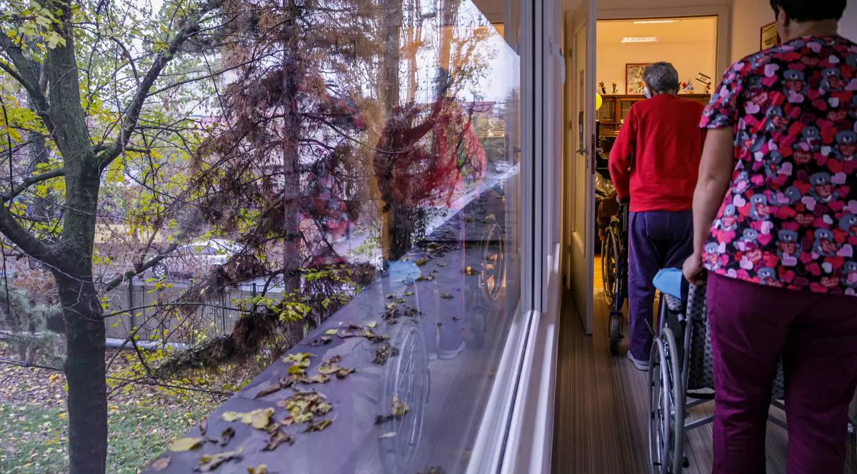 Apel disperat, după ce bătrânii dintr-un azil de lângă Timișoara au rămas cu un singur îngrijitor de Crăciun. Nouă asistente, izolate acasă, cu COVID