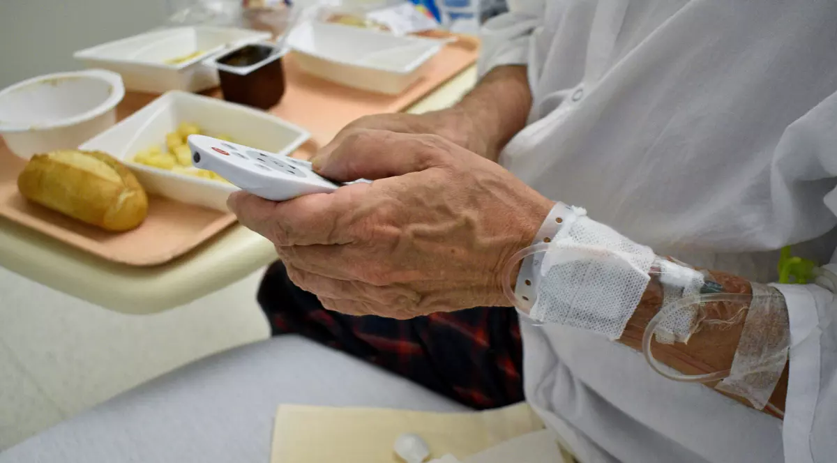 Bătrân de 82 de ani din Iași, abandonat de familie în spital, de sărbători. Copiii nu-l mai vor acasă, DGASPC nu-i găsește loc în cămin