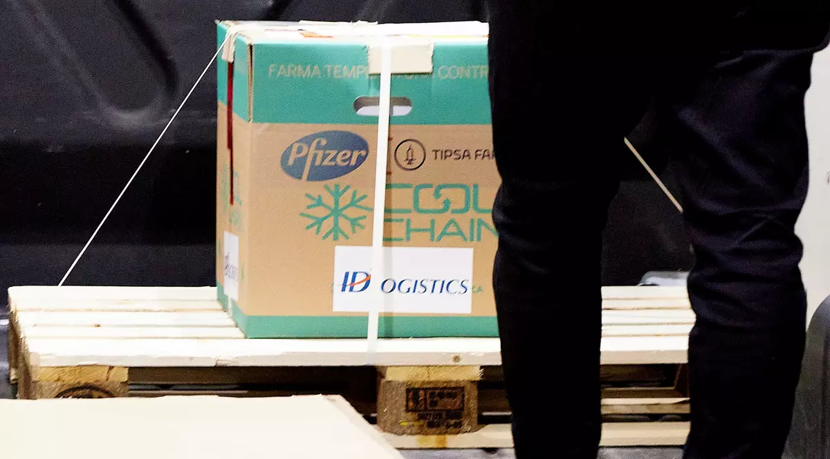 Un medic din Michigan livrează cu mașina personală vaccinul anti-COVID celor mai izolate spitale din regiunea lui