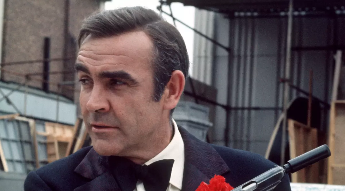 Pistolul folosit de Sean Connery în primul „James Bond”, vândut la licitaţie pentru 256.000 de dolari. Cât a costat casca lui Tom Cruise din „Top Gun”