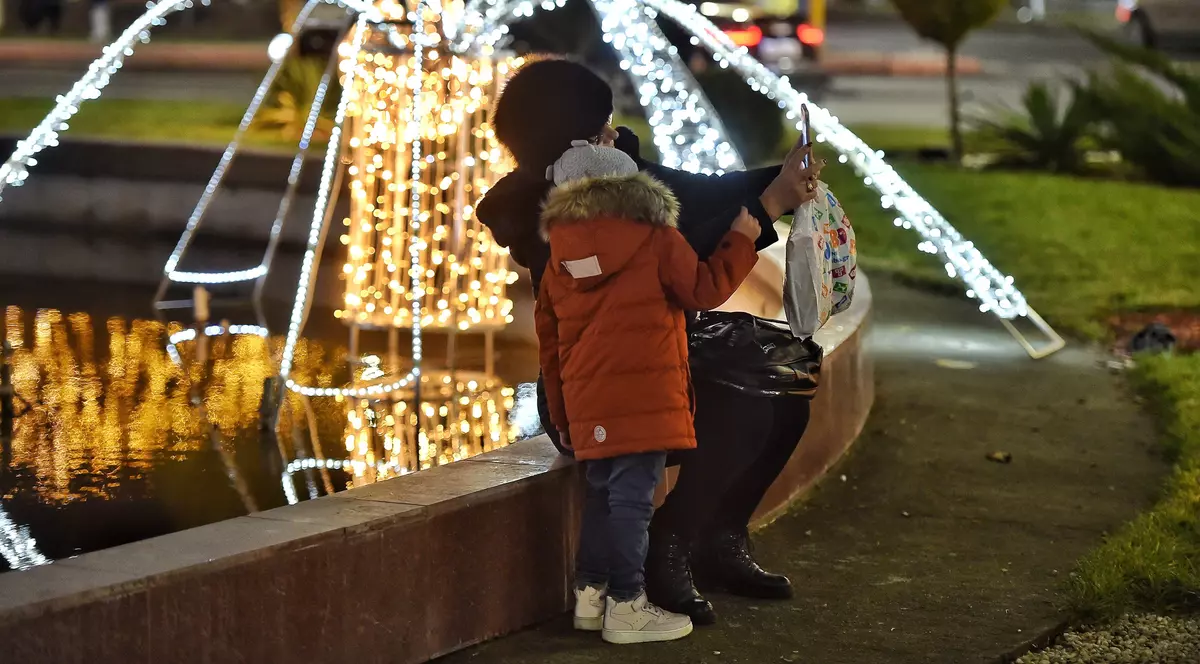 În sectorul 4, instațiile de iluminat festiv au fost aprinse FOTO: Agerpres
