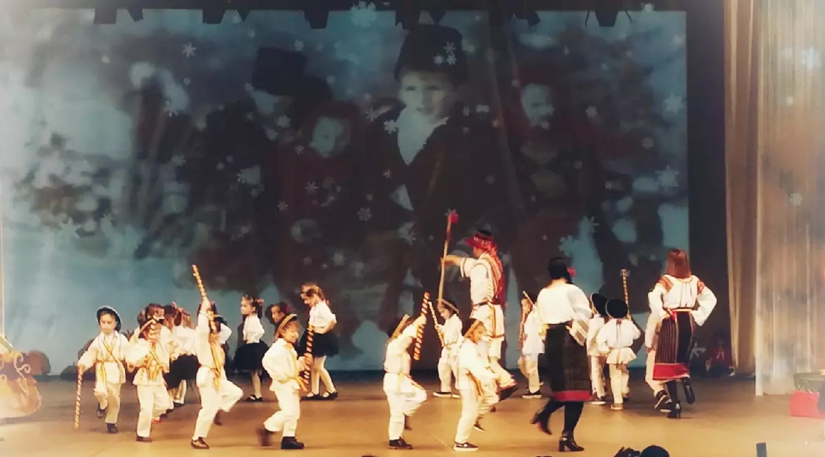 O educatoare, despre primul an fără serbări de Crăciun în grădiniță: „Am înlocuit spectacolele la scenă deschisă cu cântecele în fața unui ecran”